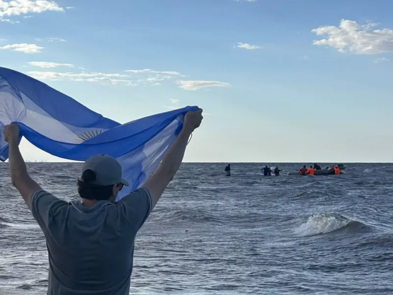 Quién es Ariel Iotov, el nadador que unió Colonia, Uruguay con Punta Lara, Ensenada