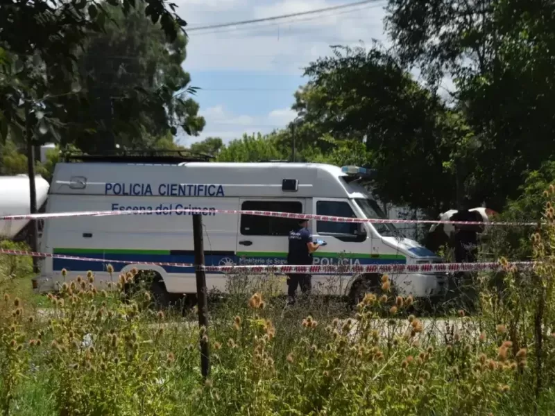 Misterio en Berisso: a&uacute;n no identificaron al hombre hallado muerto en un descampado