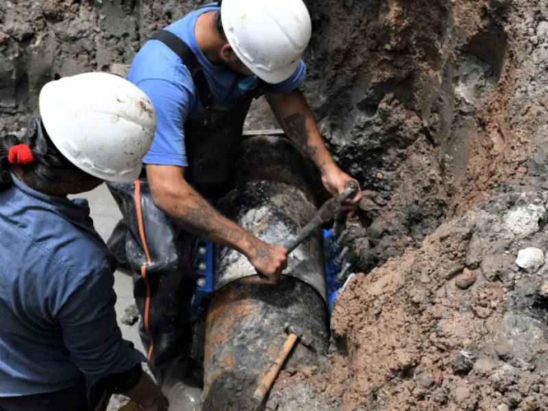 ABSA realiza trabajos en la red de agua en distintos puntos de Berisso