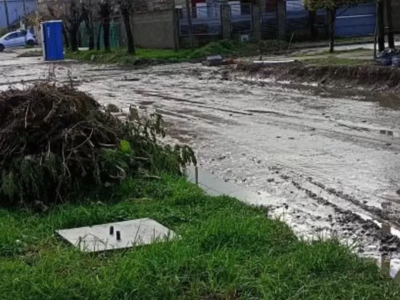 Vecinos denuncian abandono de obra de asfalto en 10 y 144