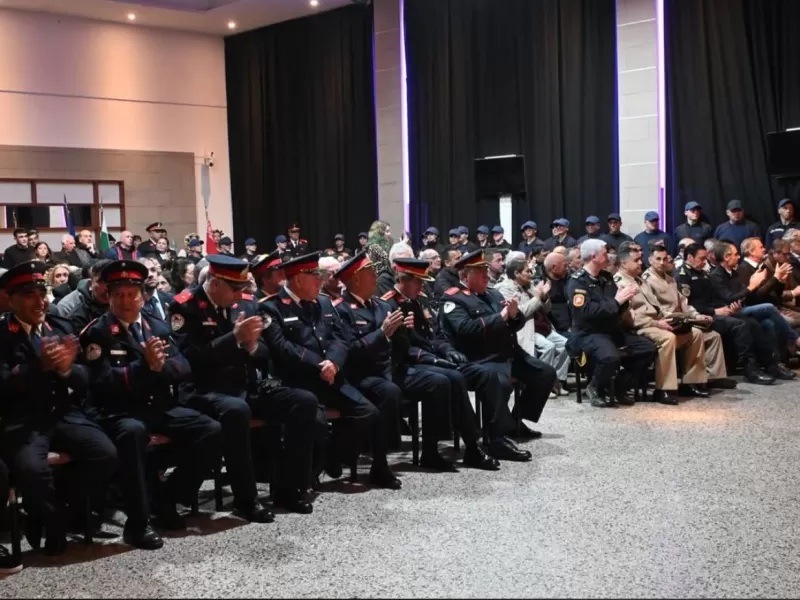 D&iacute;a del Bombero Voluntario en Berisso: emotivos retiros por trayectoria, medallas por 50 a&ntilde;os de servicio y presentaci&oacute;n de dos autobombas