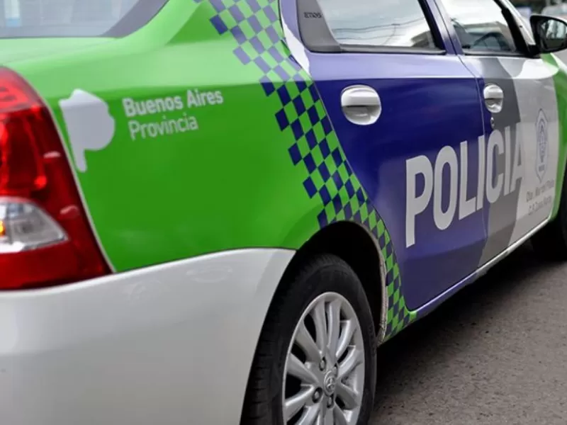 Grave choque entre un patrullero y una moto en 8 y 143: un joven herido de gravedad