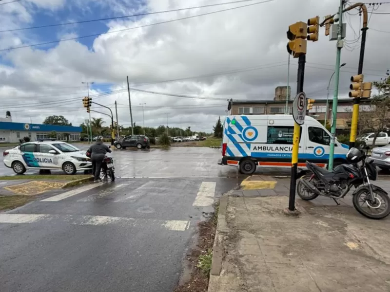 Susto frente al Hogar Social: una motociclista cayó y fue asistida por la Policía y una ambulancia
