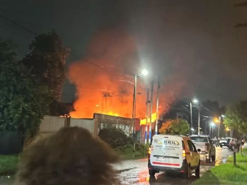 Drama en Berisso: mientras la ciudad se inundaba, una casa quedó destruida por un incendio