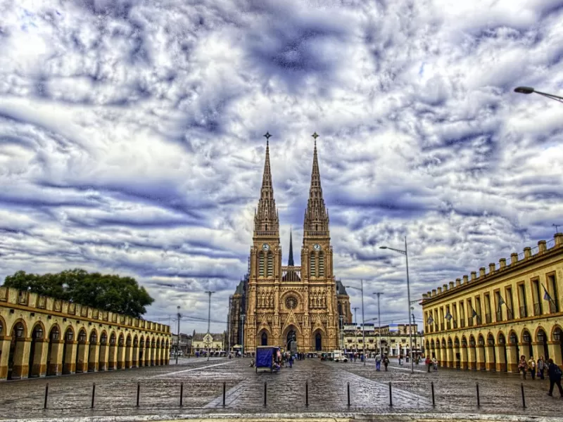 Luj&aacute;n investiga una balacera en Padre Varela: atacaron una casa en Pascual Simone y dejaron un auto abandonado horas despu&eacute;s