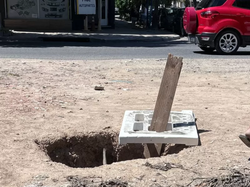 Un a&ntilde;o de abandono: vecinos alertan por un pozo profundo y sin se&ntilde;alizar