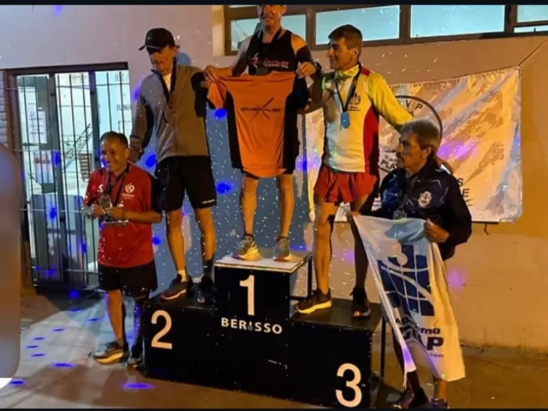 Más de 250 atletas brillaron en la Carrera Nocturna 8K por el Terraplén Costero