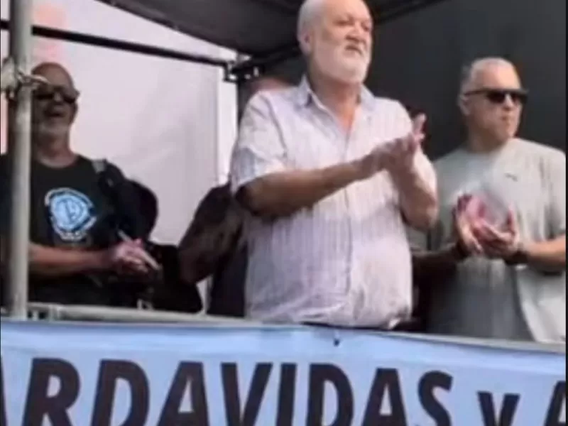 Gabriel Marotte acompa&ntilde;&oacute; a guardavidas locales en una competencia en Mar del Plata