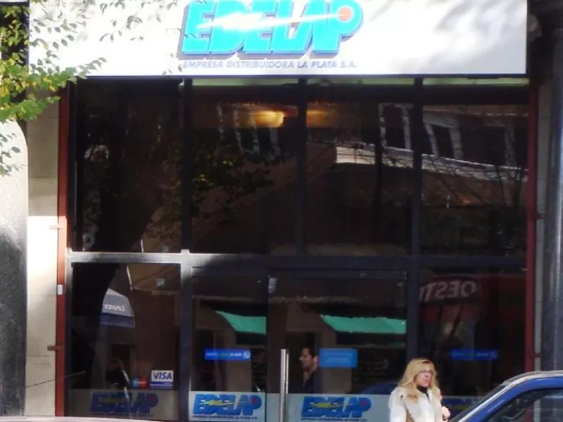 Vecinos de Villa Argüello se organizan para cortar la calle frente a Edelap: llevan cuatro días sin luz