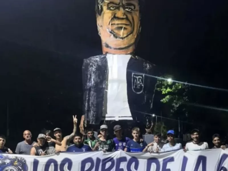 Hinchas de Gimnasia quemaron un mu&ntilde;eco de Chiqui Tapia en Berisso y cantaron contra la AFA