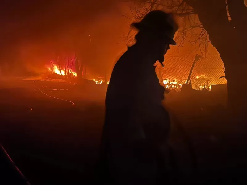 Al rescate: los bomberos de Berisso combatieron el fuego hasta el amanecer en Melchor Romero