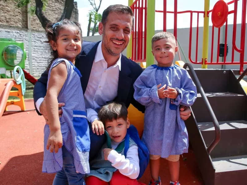 La compra de kits escolares identificados con la gesti&oacute;n municipal en Lan&uacute;s provoca cr&iacute;ticas