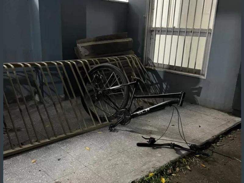 Indignaci&oacute;n en Berisso: robaron una bicicleta frente a la escuela mientras hab&iacute;a custodia policial