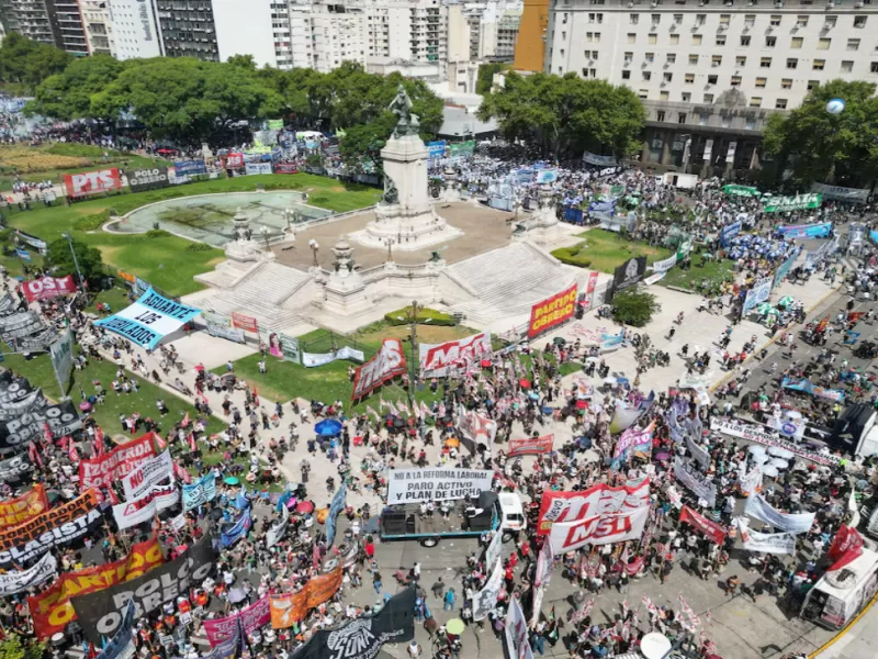 Graves incidentes frente al Congreso durante el debate por la reforma laboral