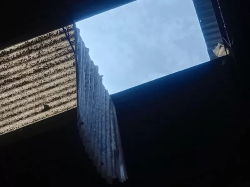 Un obrero muri&oacute; tras caer de un techo en El Dique, Ensenada