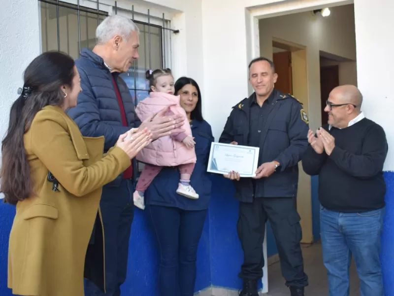 Destacan la valentía de una policía local que le salvó la vida a una beba en Berisso