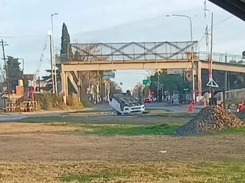 Accidente de tránsito dejó un auto volcado en plena calle