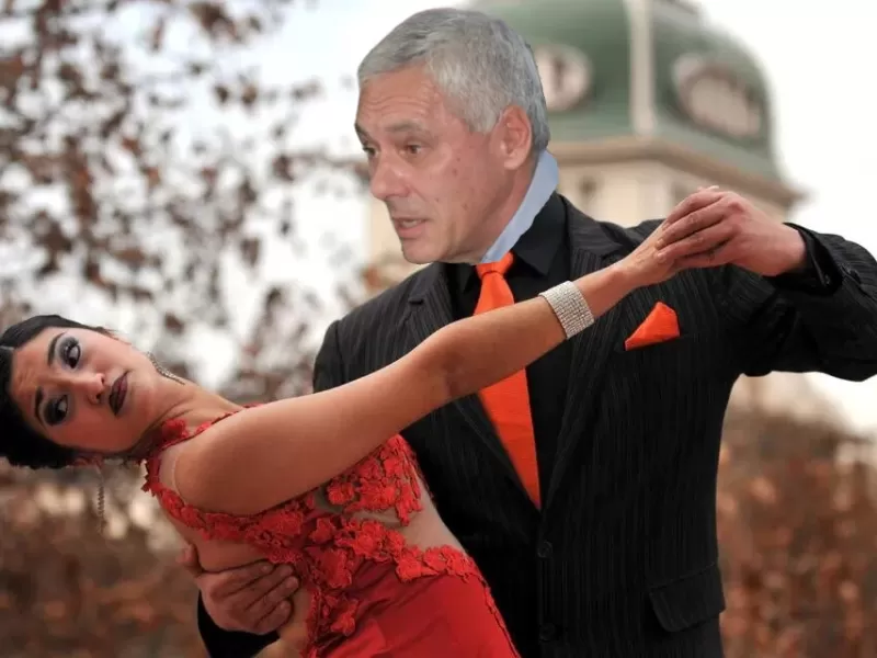 Un corte y una quebrada: en Berisso se baila el tango “A media luz”