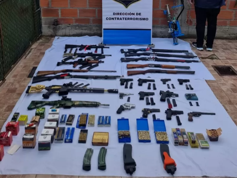 Un adolescente exhib&iacute;a armas en redes y hallaron un arsenal en su vivienda