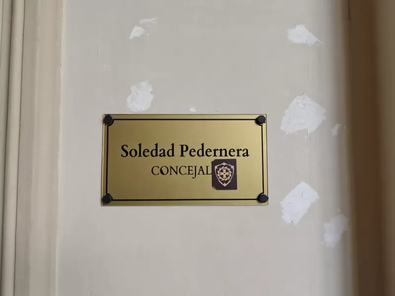 Una edil libertaria no quiere ser llamada concejala y modific&oacute; su placa con un sticker