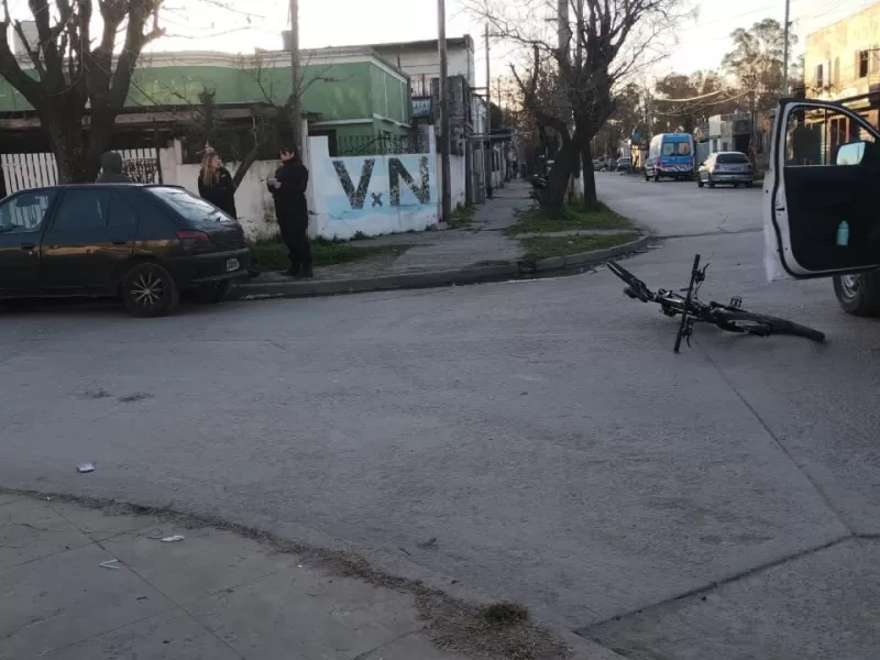 Un hombre y su hijo que circulaban en bicicleta fueron embestidos por un auto