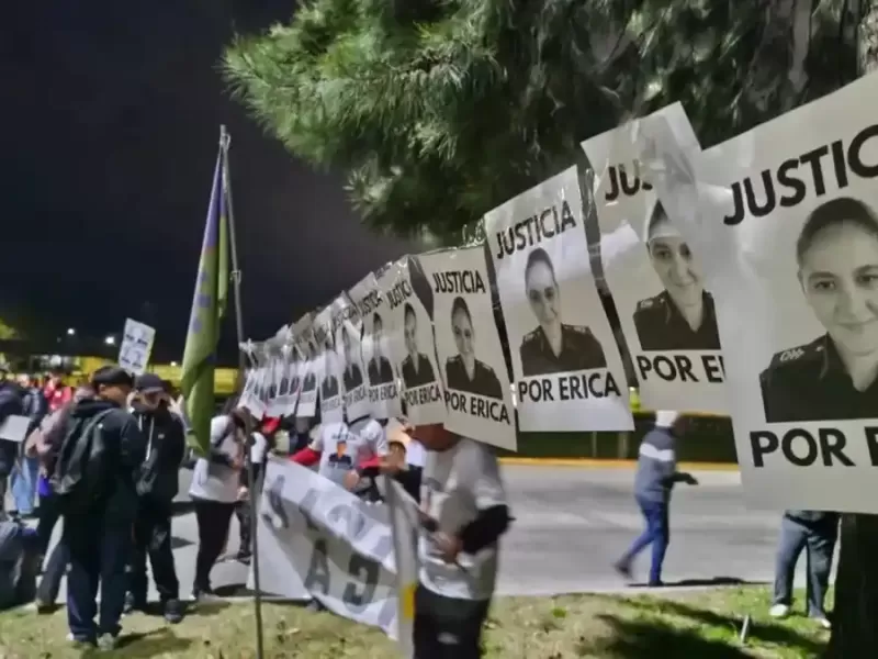 Quemaron los carteles y ofrendas a minutos de terminar la marcha por &Eacute;rica Valdez