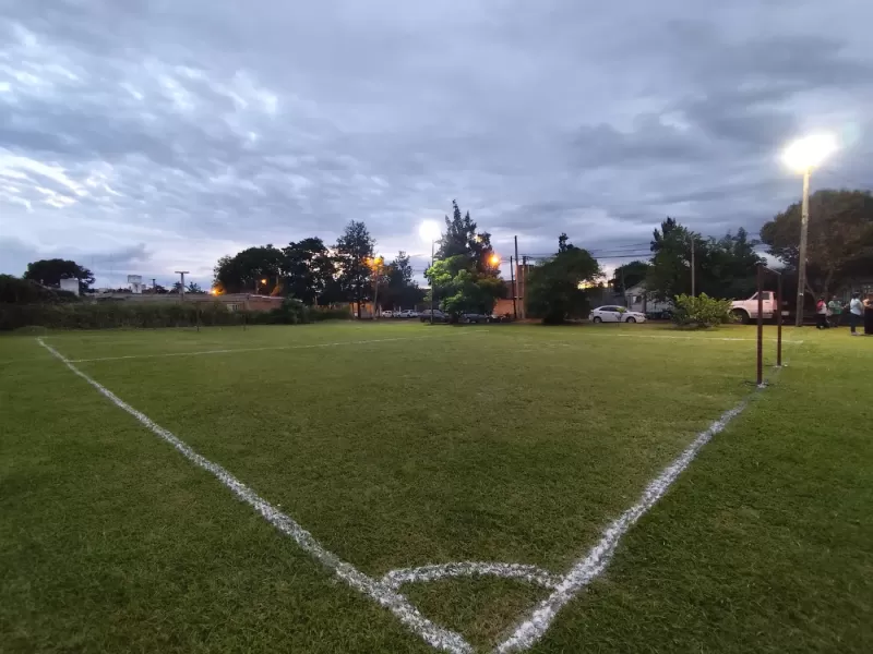 Tragedia en la Liga Amistad: un futbolista de 39 años falleció durante un partido en Punta Lara