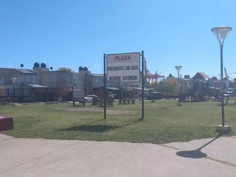 Investigan actos de vandalismo en el alumbrado de la plaza del barrio N&aacute;utico en Berisso