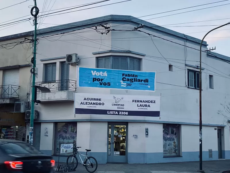 Tras la polémica, La Libertad Avanza reubicó los pasacalles en Berisso