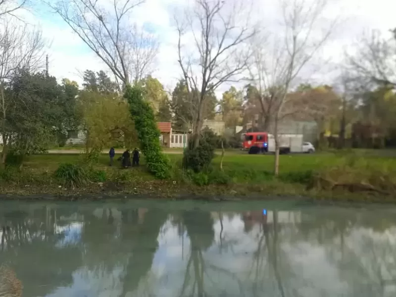 Un operativo de emergencia rescat&oacute; a un hombre atrapado en el barro del Canal G&eacute;nova