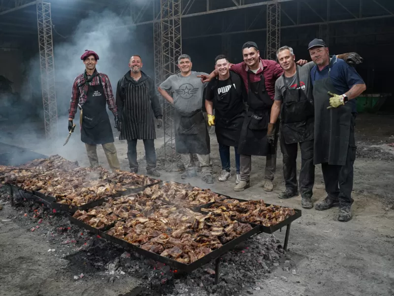 Fiesta a todo ritmo: los municipales de Berisso celebraron su día con sorteos, música y alegría