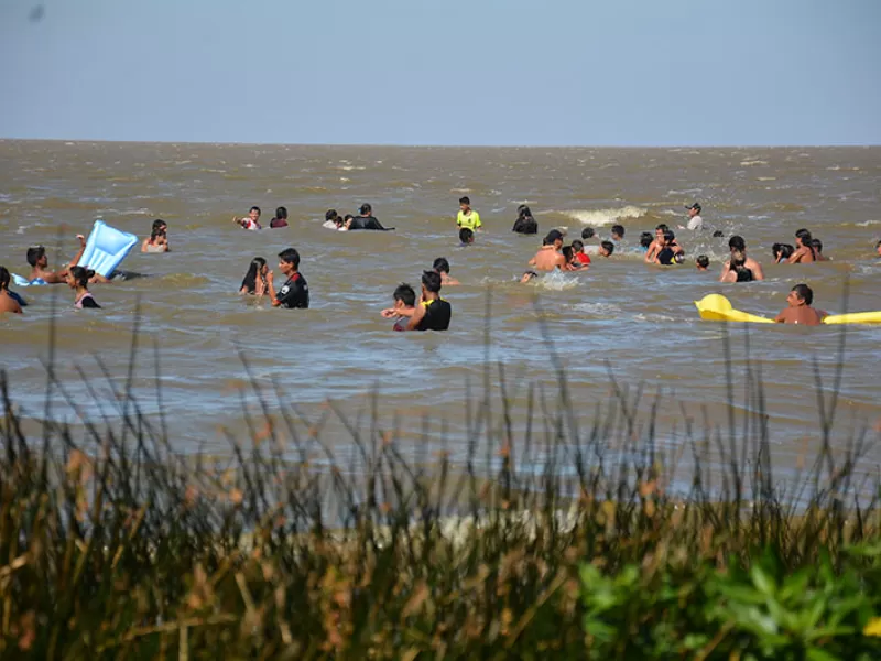 Denuncian a ABSA por volcar materia fecal sin tratamiento en la costa de Berisso