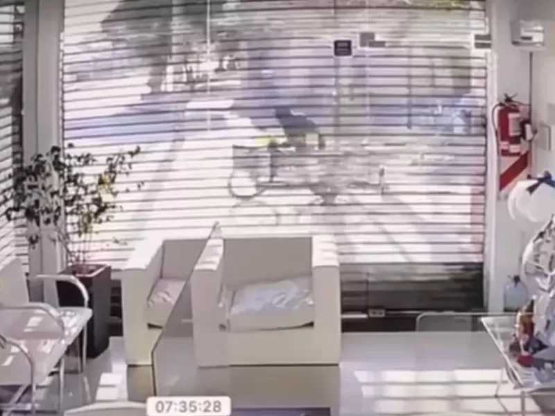 Rob&oacute; una bicicleta en Montevideo y 21: qued&oacute; filmado por una c&aacute;mara de seguridad