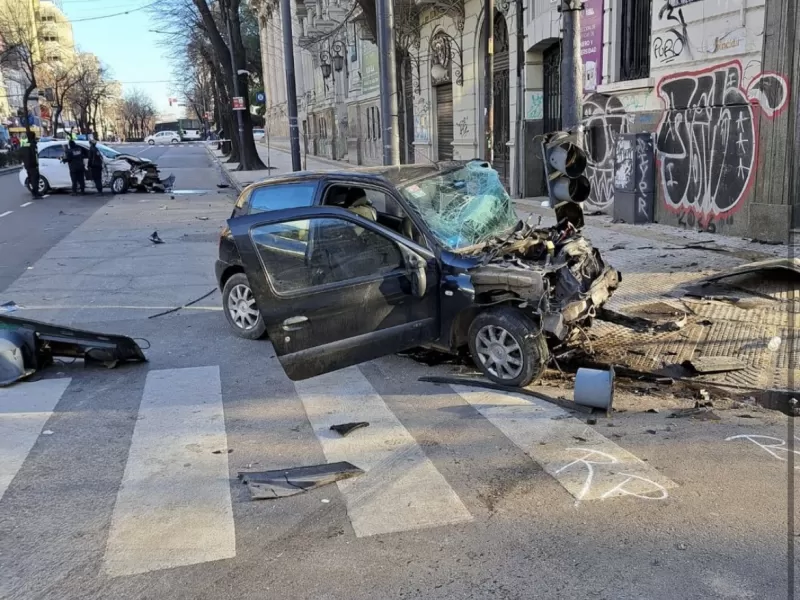 Trágico accidente en 7 y 49: una mujer falleció y dos personas resultaron heridas