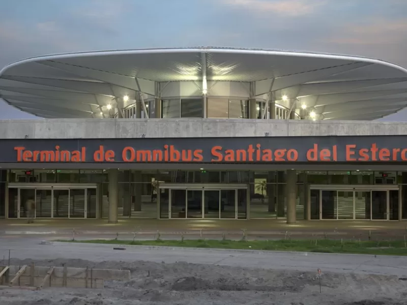 Un joven de Berisso retuvo a un hombre tras el incendio de sus pertenencias en la terminal de Santiago del Estero