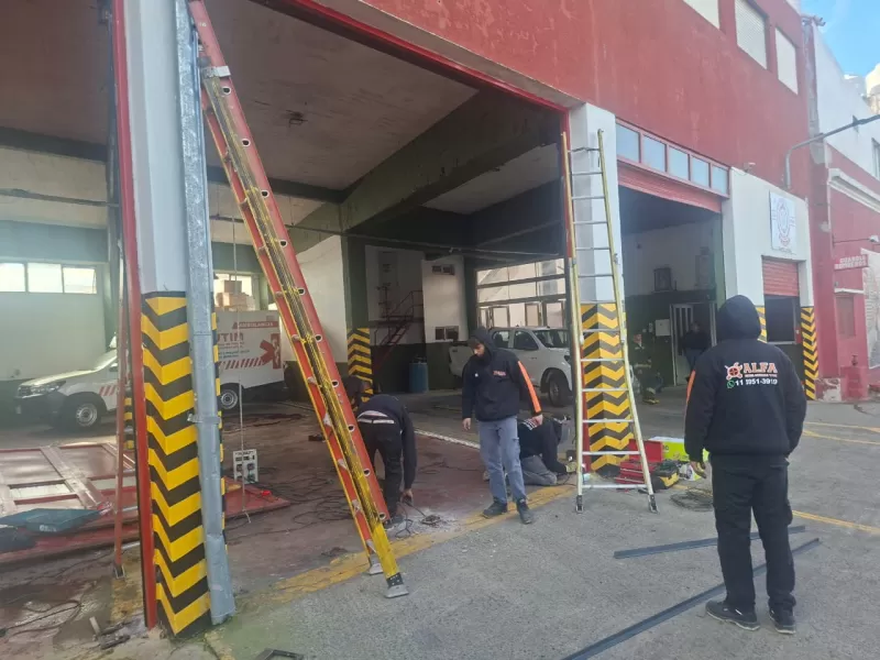Bomberos de Berisso iniciaron el recambio de los históricos portones del Cuartel Central