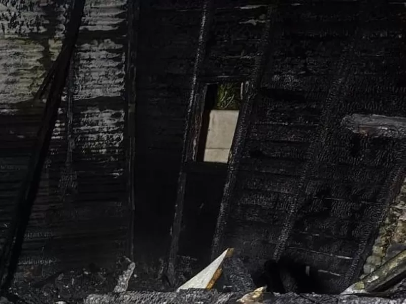 Incendio destruyó una vivienda en Berisso: la imagen de la Virgen de Lujan quedó intacta entre las cenizas