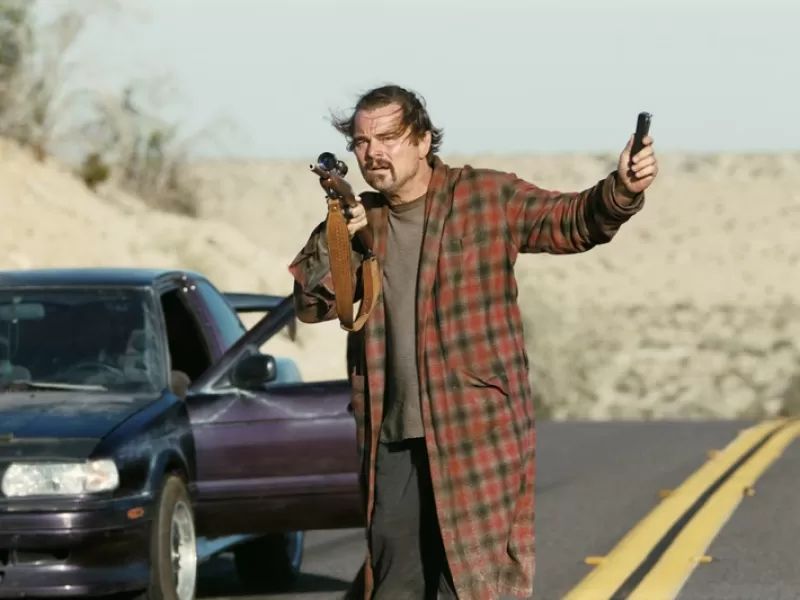 Benicio Del Toro aporta el costado más oscuro en “Una batalla tras otra”