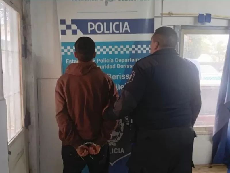 Detuvieron a un joven en Berisso tras agredir a un polic&iacute;a y da&ntilde;ar un patrullero