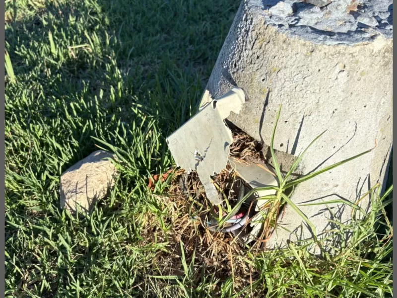 Preocupación en la Plaza Mosconi por cables pelados y juegos rotos