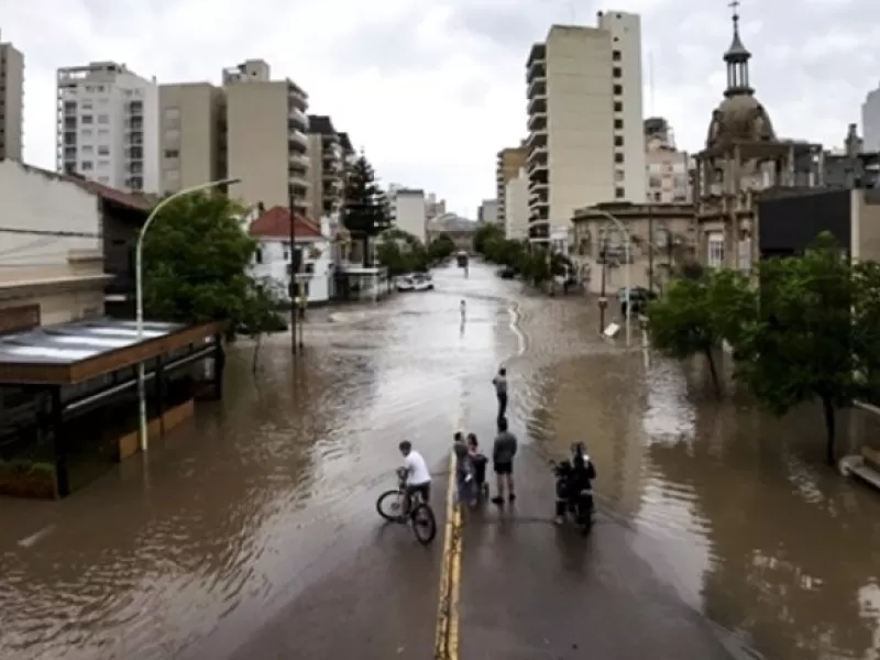 ¿15 mil pesos por colchón en Bahía Blanca? ¡El negocio de la ayuda!