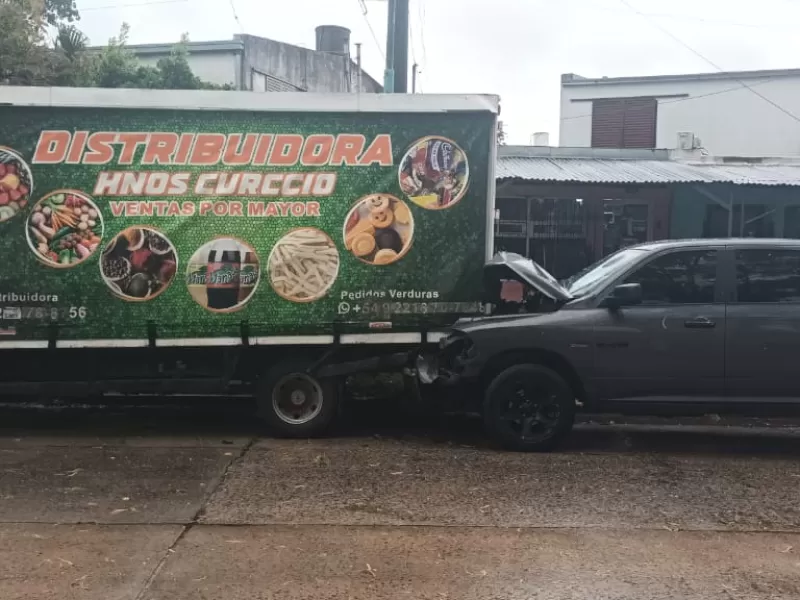 Choque entre un camión y una camioneta en Montevideo y 32