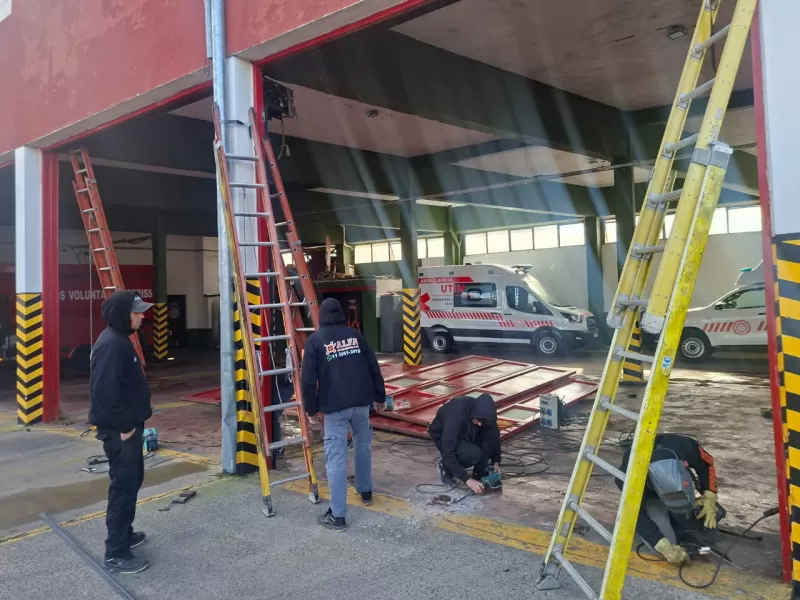Bomberos de Berisso iniciaron el recambio de los históricos portones del Cuartel Central