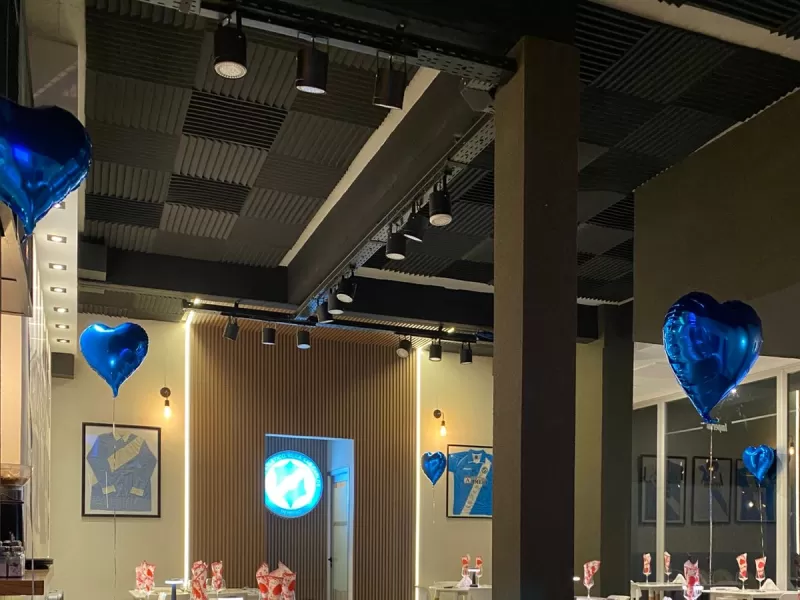 Villa San Carlos abre sus puertas para una jornada de intercambio de figuritas y chocolatada