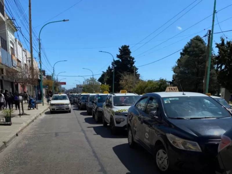 Taxistas de Berisso marcharon contra Uber y Didi y reclamaron más controles