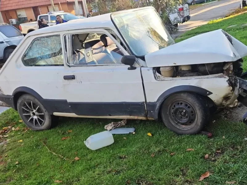 Fatal accidente en Ensenada: un Fiat 147 se estrelló contra una casa y dejó una víctima fatal