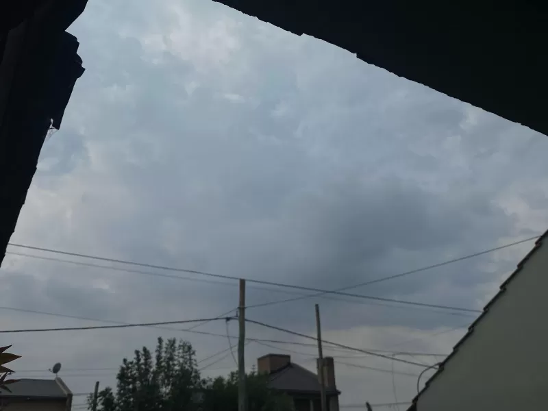 Alerta amarilla en Berisso por tormentas: el cielo se oscureció y advierten por fuertes lluvias