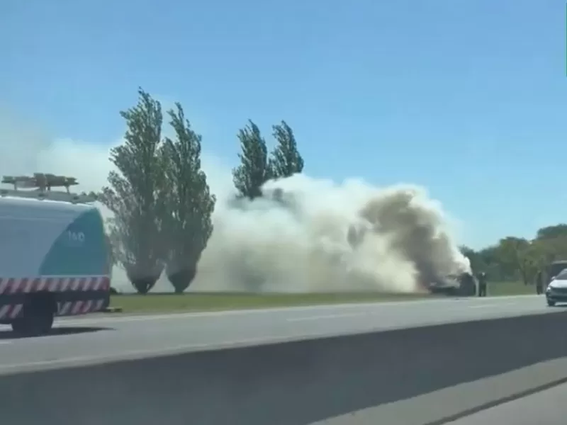 Susto en la Autopista La Plata-Buenos Aires por el incendio de un vehículo