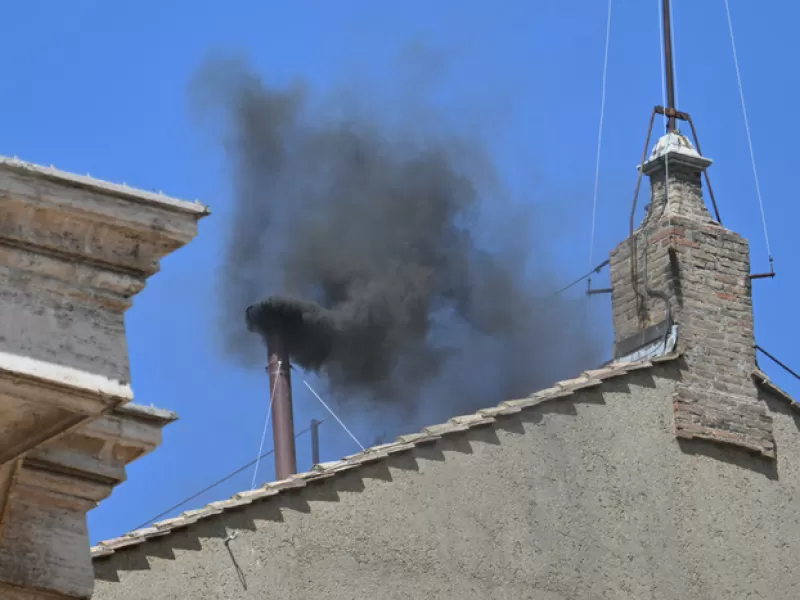 Segunda votación y humo negro en el Vaticano: sigue el cónclave sin acuerdo por el nuevo papa