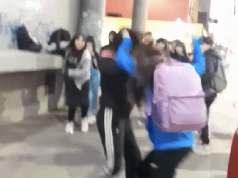Dos adolescentes se pelearon por un chico en Montevideo y 11